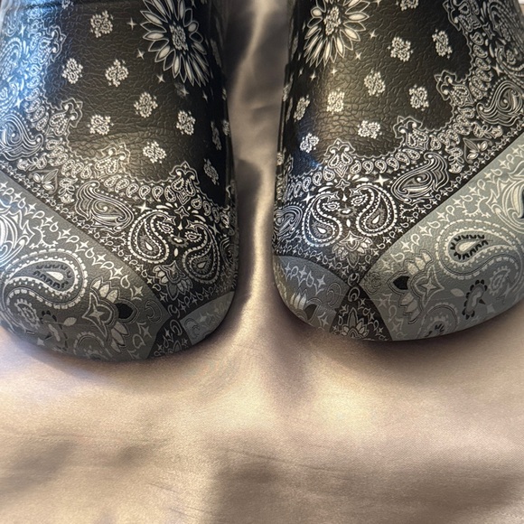 CROCS Paisley Patterned Mules in Black and White - Picture 8 of 17